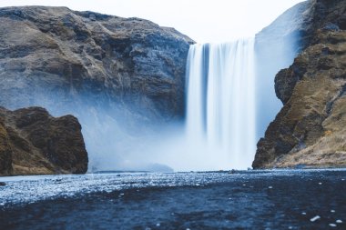 İzlanda'sıçramasına güçlü Skogafoss şelale