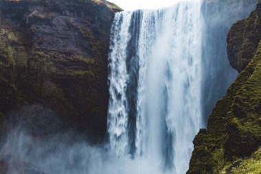 İzlanda'bulunan şaşırtıcı Skogafoss şelale