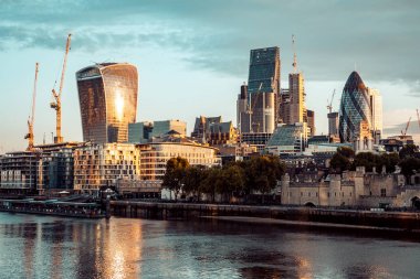 Formu Tower Bridge Londra'da Thames Nehri'nin kuzey kıyısında görülme