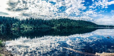 Muhteşem göl yansıma bir yere Norveç'te vurdu.