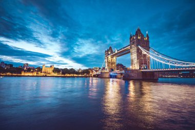 Gün batımından hemen sonra ışıklı Tower Bridge
