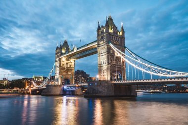 Işıklı Tower Bridge alacakaranlıkta, London, Büyük Britanya