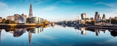Kule köprü Thames Nehri'nin