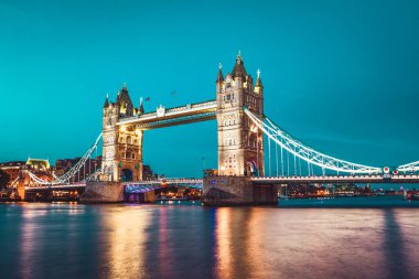 Gün batımından hemen sonra ışıklı Tower Bridge