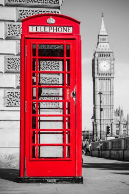 Londra'nın ikonik telefon kulübesi içinde belgili tanımlık geçmiş Big Ben saat kulesi ile