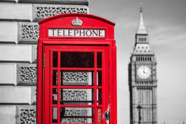 Londra'nın ikonik telefon kulübesi içinde belgili tanımlık geçmiş Big Ben saat kulesi ile