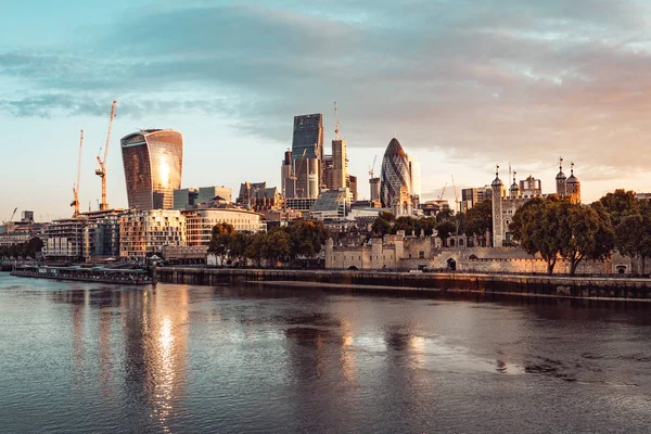 Margem Norte Rio Tâmisa Com Edifícios Modernos Pôr Sol Londres — Fotografia de Stock