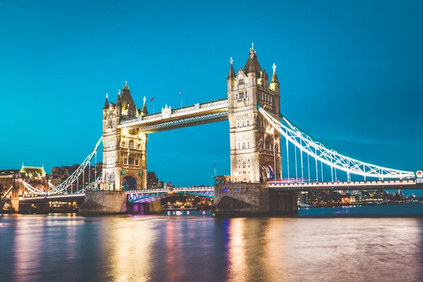 Gün Batımından Hemen Sonra Işıklı Tower Bridge — Stok fotoğraf