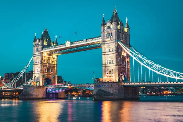 Ponte Torre Iluminada Logo Após Pôr Sol — Fotografia de Stock