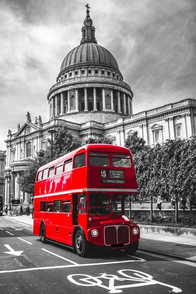 ロンドンの象徴的な 階建てバス — ストック写真