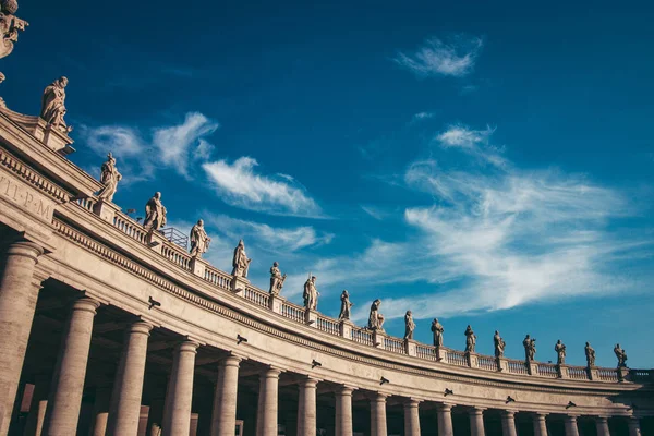 Standbeelden Colonnades Het Plein Van Sint Pieter Het Vaticaan — Stockfoto