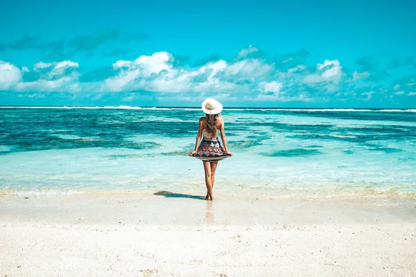 Girl Standing Shallow Turquoise Water — Stock Photo, Image