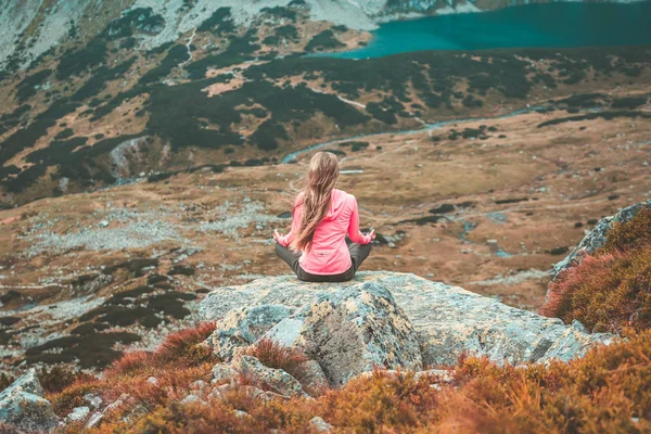 Ein Mädchen Sitzt Auf Einem Felsen Und Genießt Die Aussicht — Stockfoto
