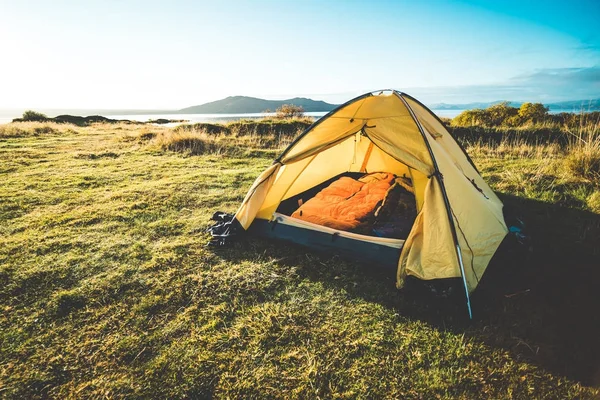 Zelt Auf Dem Zeltplatz Der Natur Mit Sonnenuntergang Hintergrund — Stockfoto