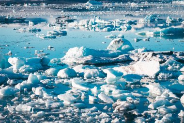 Yüzer icebergs ile muhteşem buzul gölünde İzlanda