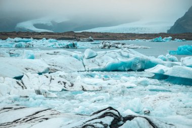 Yüzer icebergs ile muhteşem buzul gölünde İzlanda