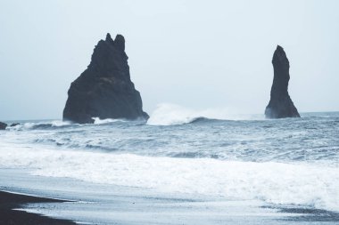 İzlanda çarpıcı Reynisfjara kumsalda