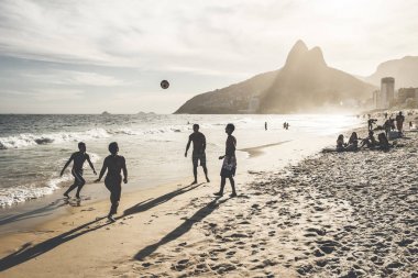 Rio De Janeiro, Brezilya - 24 Şubat 2015: Ipanema shore sahilde ünlü ipe Irmaos Dağı arkalarında oynayan Brezilyalı bir grup