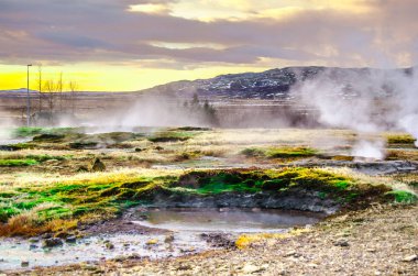 İzlanda, Golden Valley kış 2014 yılında günbatımı üzerinde sıcak geysers