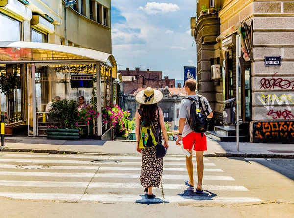 Пара туристов в Белграде, Сербия в июле 2014 года — стоковое фото