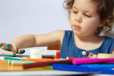 Yaratıcı küçük kız ve boya