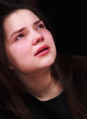 Üzgün kız ağlıyor