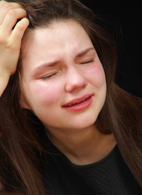 Üzgün kız ağlıyor