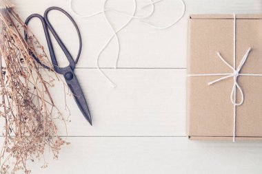 Beyaz ahşap, karton kutularda hediye kutuları dize ile bağlı