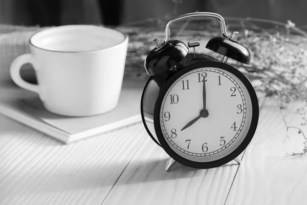 白の木製テーブルの上の目覚まし時計 — ストック写真