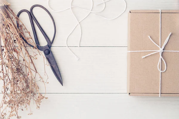 Beyaz ahşap, karton kutularda hediye kutuları dize ile bağlı