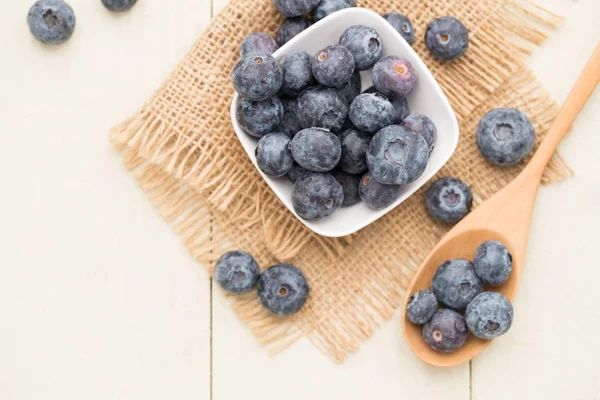 Blueberry na drewniane łyżki i szklanki, widok z góry — Zdjęcie stockowe