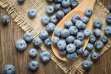 Eski ahşap table.top görünümü üzerinde mavi çilek