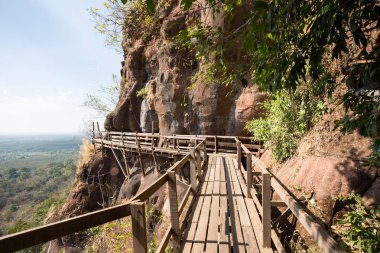 Ahşap köprü Dağı'nda Phutok, Buengkan Tayland '