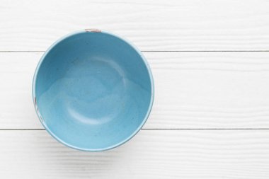 Bir ahşap masa seçici focus.top görünümde mavi Kupası