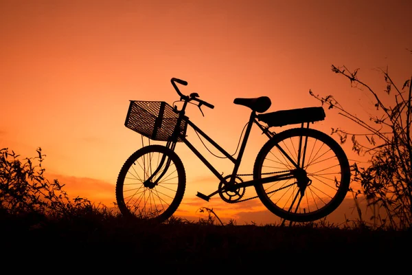 Старый велосипедный силуэт на закате, пейзажная картинка — стоковое фото