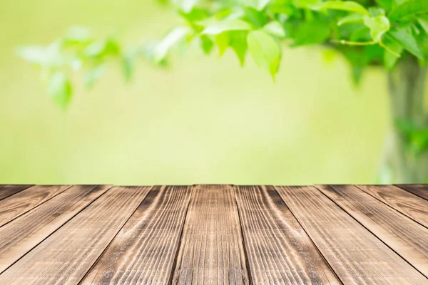 자연 배경에서 최고 오래 된 나무 조정 테이블 — 스톡 사진