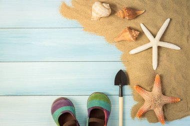 Kum ve kabukları yaz kavramı mavi, ahşap zemin üzerinde