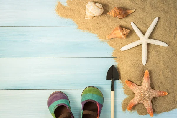 Kum ve kabukları yaz kavramı mavi, ahşap zemin üzerinde