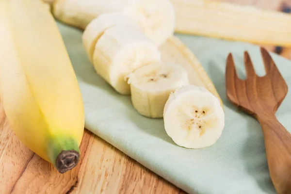 Geschnittene Banane auf grünem Tuch — Stockfoto