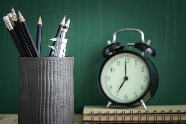 Stift und Bleistift auf Holztisch, Konzeptbildung — Stockfoto