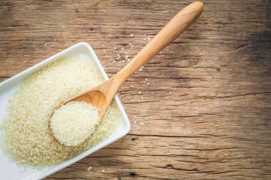 Eski bir ahşap masa üzerinde bir tahta kaşık şeker