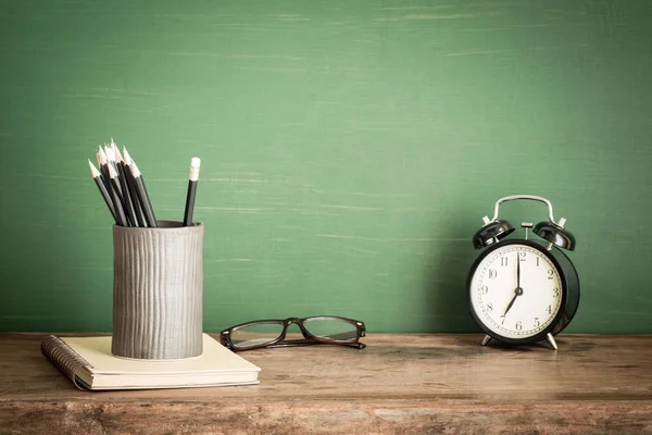 Bücher und Bleistift auf Holztisch, zurück zum Schulbedarf, Educati — Stockfoto