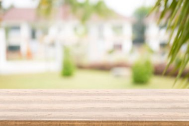 Ahşap masa üzerinde yeşil arka plan bulanık üstü