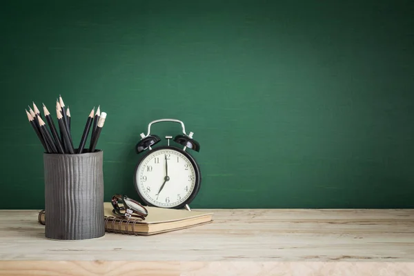 Bücher und Bleistift auf Holztisch, zurück zum Schulbedarf, Educati — Stockfoto
