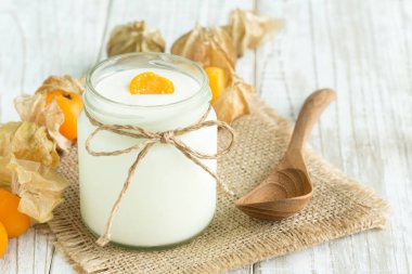 Yoğurt ahşap masa üzerinde cam şişelerde