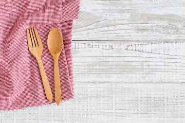 Tahta kaşık ve çatal üstten görünüm üzerinden Beyaz ahşap tablo