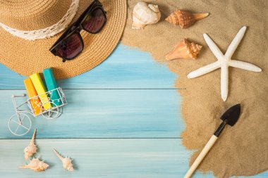 Kum ve kabukları yaz kavramı mavi, ahşap zemin üzerinde