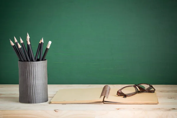 Bücher und Bleistift auf Holztisch, pädagogisches Konzept — Stockfoto