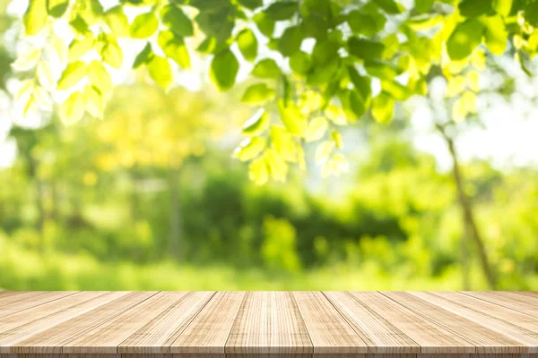 Mesa vacía sobre fondo borroso de la naturaleza —  Fotos de Stock