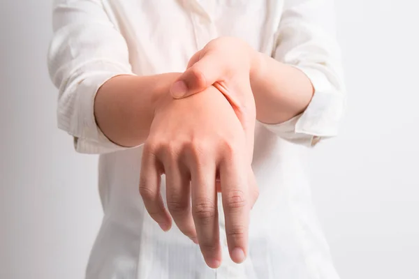 Femme asiatique douleur au poignet, concept de syndrome de bureau — Photo